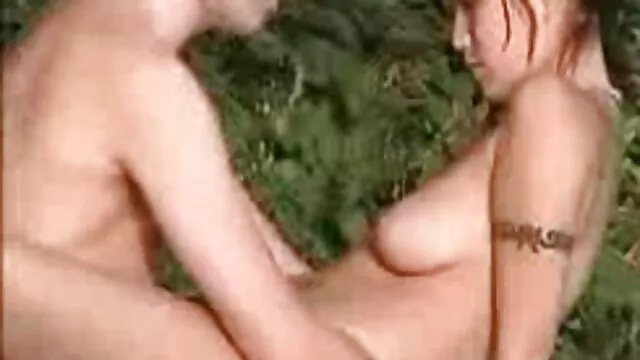 Người chồng bị bắt xem phim khiêu dâm với chồng cô ấy, và sau đó, ông đã cho tôi một thịt Gà xxx gai han quoc trong miệng của cái giường.