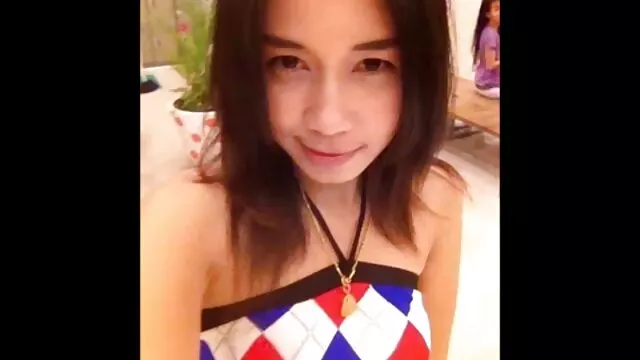 Một gã với một dây đeo trên khuôn mặt của mình là một người đẹp phim xxx korea da ngăm